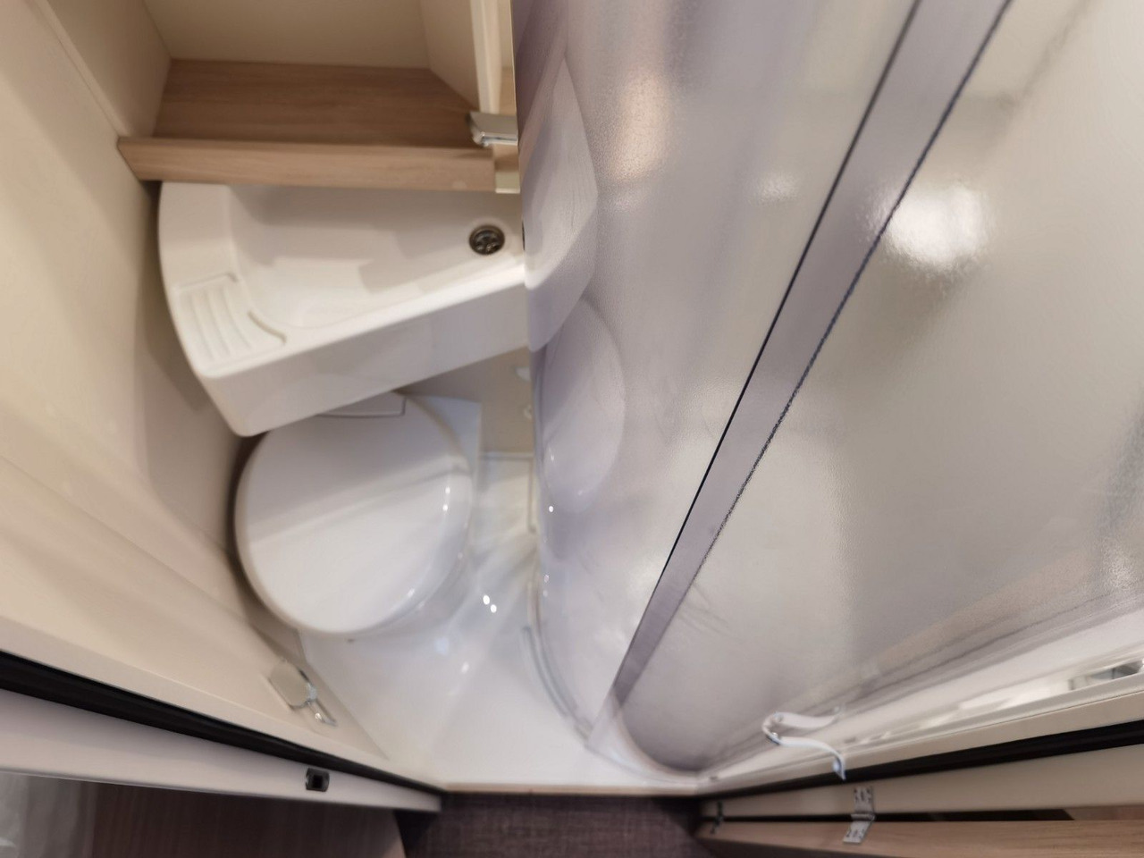 موتر هوم سقف عالي Eura Mobil ACTIVA ONE 690 HB / 180PS-9G AUTOMATIK -40H MAXI: صور 23 موتر هوم سقف عالي Eura Mobil ACTIVA ONE 690 HB / 180PS-9G AUTOMATIK -40H MAXI: صور 23