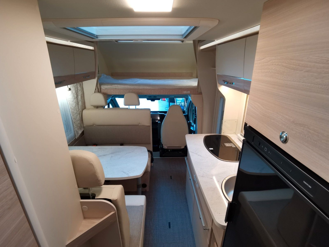 موتر هوم سقف عالي Eura Mobil ACTIVA ONE 690 HB / 180PS-9G AUTOMATIK -40H MAXI: صور 16 موتر هوم سقف عالي Eura Mobil ACTIVA ONE 690 HB / 180PS-9G AUTOMATIK -40H MAXI: صور 16