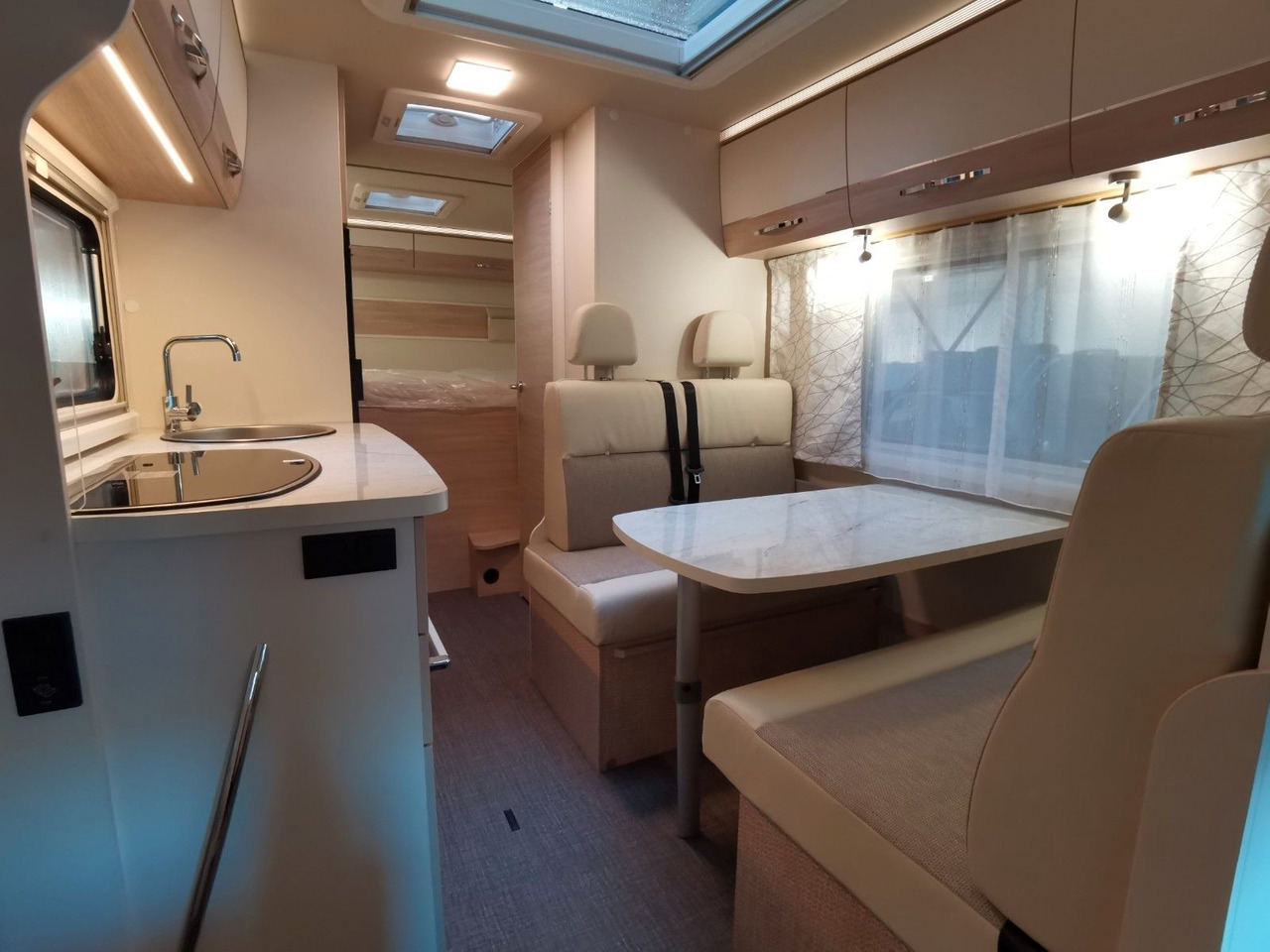 موتر هوم سقف عالي Eura Mobil ACTIVA ONE 690 HB / 180PS-9G AUTOMATIK -40H MAXI: صور 14 موتر هوم سقف عالي Eura Mobil ACTIVA ONE 690 HB / 180PS-9G AUTOMATIK -40H MAXI: صور 14