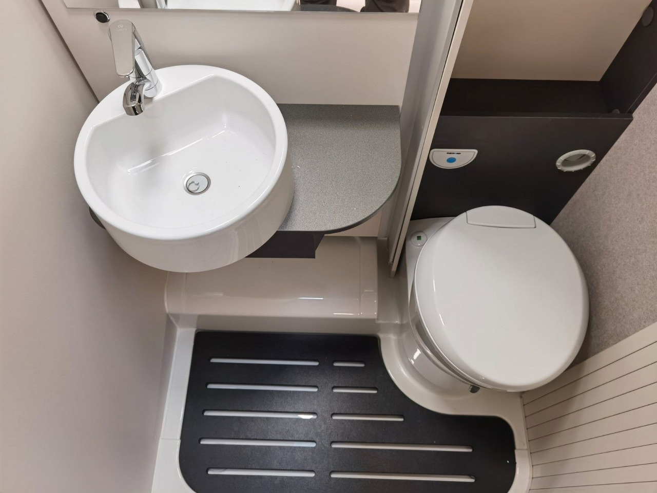 موتر هوم شبه متكامل Forster T 669 EBN COUPÈ / 165PS-DSG / SILVER - EDITION: صور 18 موتر هوم شبه متكامل Forster T 669 EBN COUPÈ / 165PS-DSG / SILVER - EDITION: صور 18