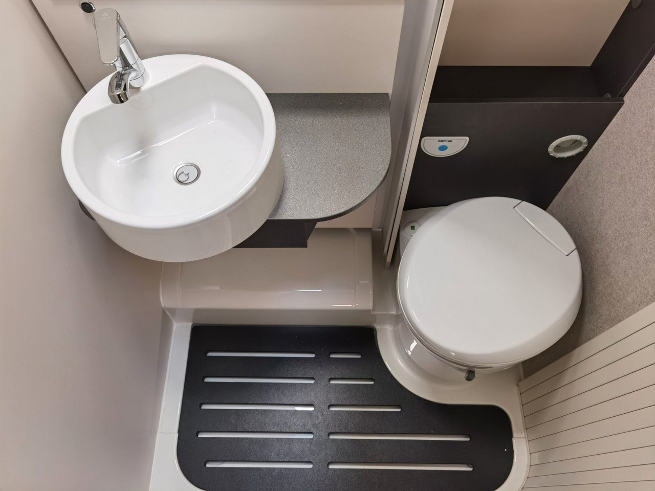 موتر هوم شبه متكامل Forster T 669 EBN COUPÈ / 165PS-DSG / SILVER - EDITION: صور 19 موتر هوم شبه متكامل Forster T 669 EBN COUPÈ / 165PS-DSG / SILVER - EDITION: صور 19