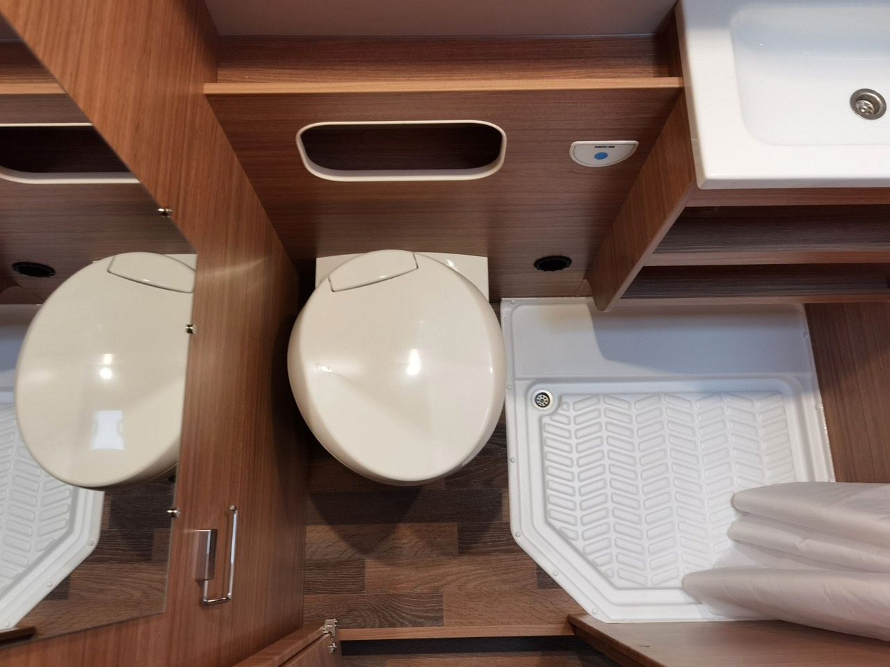 موتر هوم سقف عالي Weinsberg CARAHOME 600 DKG / 140PS / ETAGENBETTEN / 5xPERS: صور 26 موتر هوم سقف عالي Weinsberg CARAHOME 600 DKG / 140PS / ETAGENBETTEN / 5xPERS: صور 26