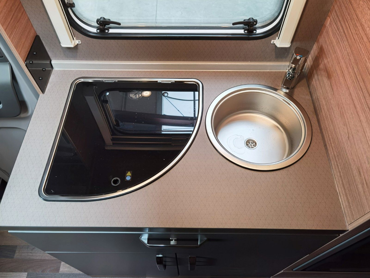 موتر هوم سقف عالي Weinsberg CARAHOME 600 DKG / 140PS / ETAGENBETTEN / 5xPERS: صور 20 موتر هوم سقف عالي Weinsberg CARAHOME 600 DKG / 140PS / ETAGENBETTEN / 5xPERS: صور 20