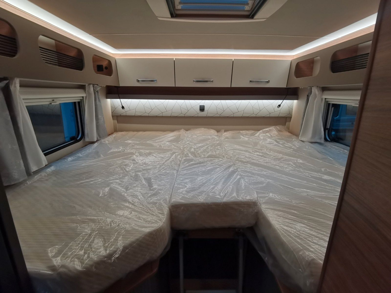 موتر هوم شبه متكامل Weinsberg CARASUITE 650 MEG/155-DSG/EINZELBETTEN & HUBBETT: صور 19 موتر هوم شبه متكامل Weinsberg CARASUITE 650 MEG/155-DSG/EINZELBETTEN & HUBBETT: صور 19