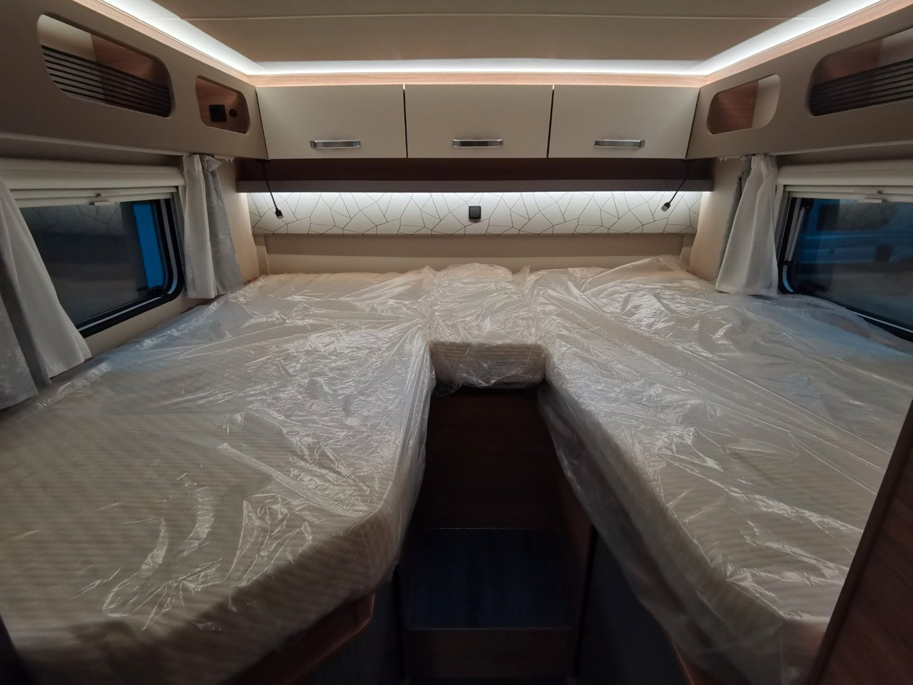 موتر هوم شبه متكامل Weinsberg CARASUITE 650 MEG/155-DSG/EINZELBETTEN & HUBBETT: صور 18 موتر هوم شبه متكامل Weinsberg CARASUITE 650 MEG/155-DSG/EINZELBETTEN & HUBBETT: صور 18