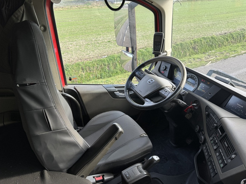 Interior photo 1: شاحنة جرار Volvo FH 460