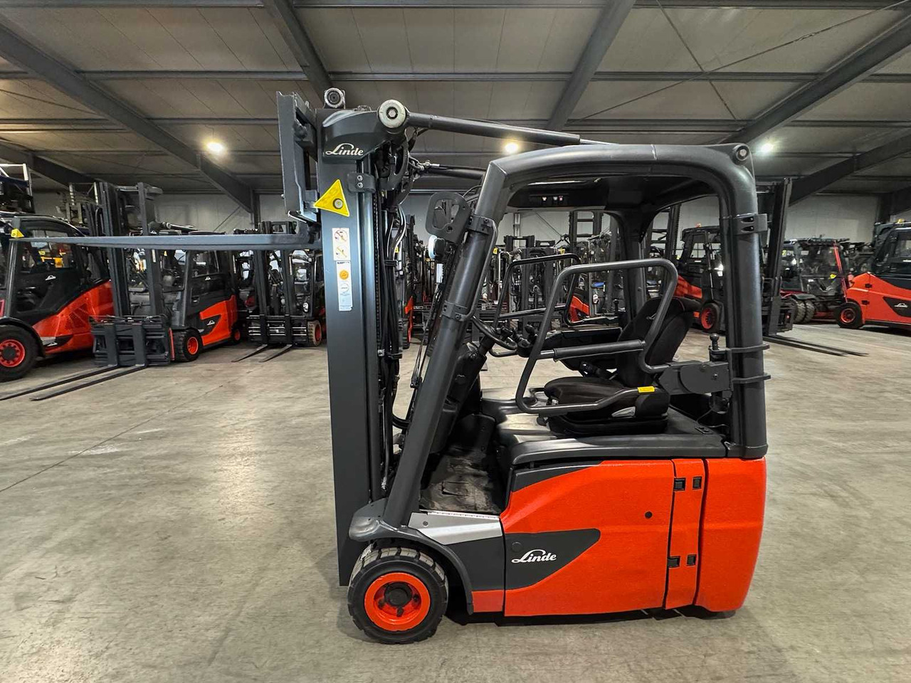 06/2021 SERVICE 12/2026 LINDE E16 1,600KG TRIPLEX ELECTRIC FORKLIFT 8,434 HOURS - رافعة شوكية: صور 1 06/2021 SERVICE 12/2026 LINDE E16 1,600KG TRIPLEX ELECTRIC FORKLIFT 8,434 HOURS - رافعة شوكية: صور 1