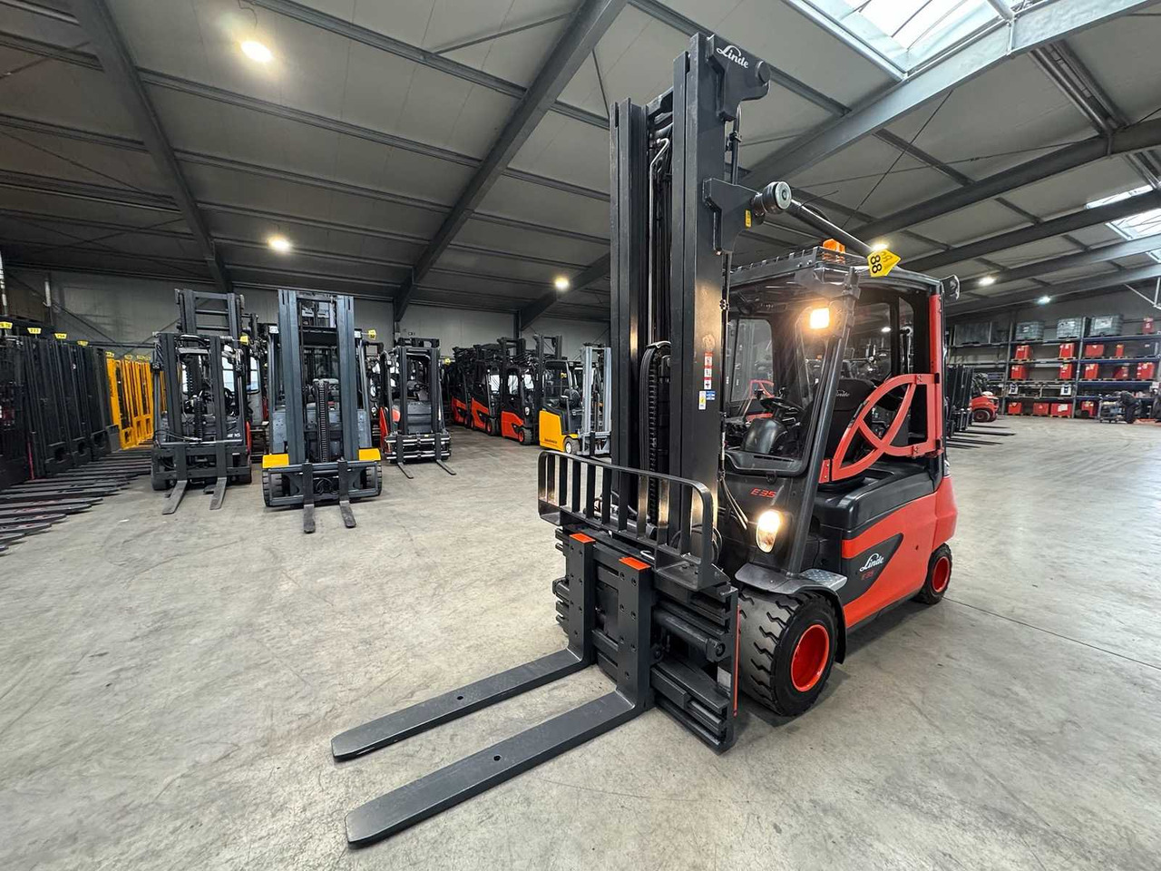 11/2022 SERVICE+UVV 11/2026 LINDE E35L 3.500KG TRIPLEX 660CM 3.+4. VALVE 164CM FORK ADJUSTER ELECTRIC FORKLIFT 7.108 HOURS - رافعة شوكية: صور 3 11/2022 SERVICE+UVV 11/2026 LINDE E35L 3.500KG TRIPLEX 660CM 3.+4. VALVE 164CM FORK ADJUSTER ELECTRIC FORKLIFT 7.108 HOURS - رافعة شوكية: صور 3
