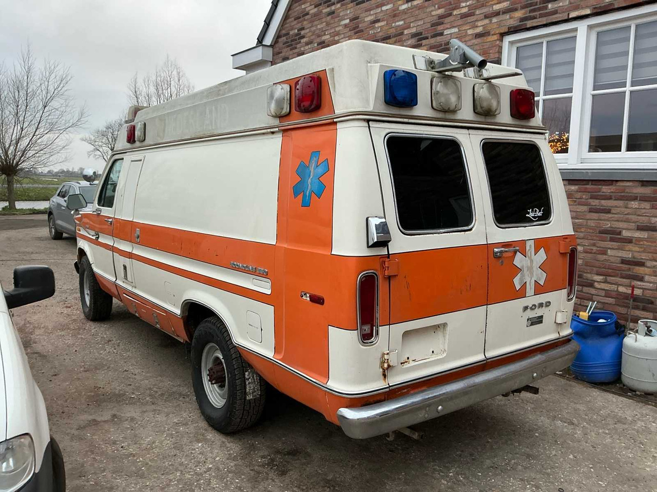 1980 FORD 350 ECOLINDER AMBULANCE - الشاحنات الصغيرة: صور 4 1980 FORD 350 ECOLINDER AMBULANCE - الشاحنات الصغيرة: صور 4