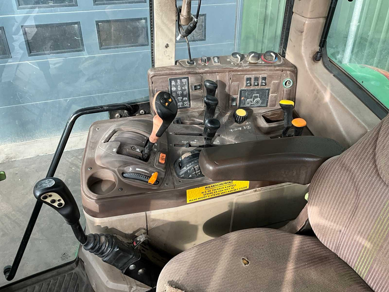 جرار 2001 JOHN DEERE 6220 FOUR WHEEL DRIVE FARM TRACTOR: صور 19