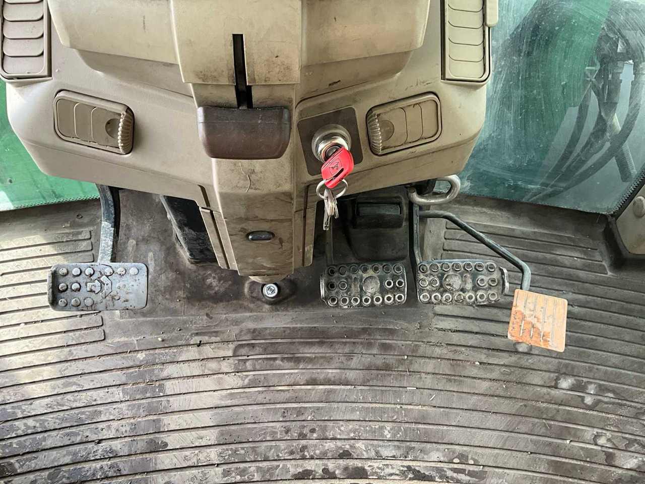 جرار 2001 JOHN DEERE 6220 FOUR WHEEL DRIVE FARM TRACTOR: صور 17