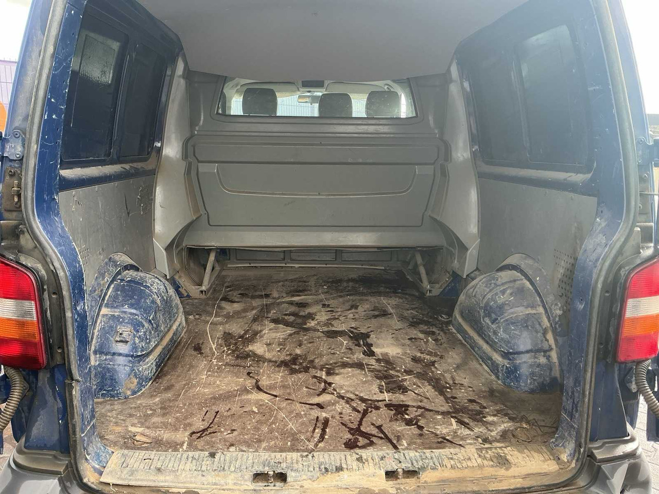 2004 - VOLKSWAGEN - TRANSPORTER - 1.9 TDI 340 - COMMERCIAL VEHICLE - الشاحنات الصغيرة: صور 5 2004 - VOLKSWAGEN - TRANSPORTER - 1.9 TDI 340 - COMMERCIAL VEHICLE - الشاحنات الصغيرة: صور 5