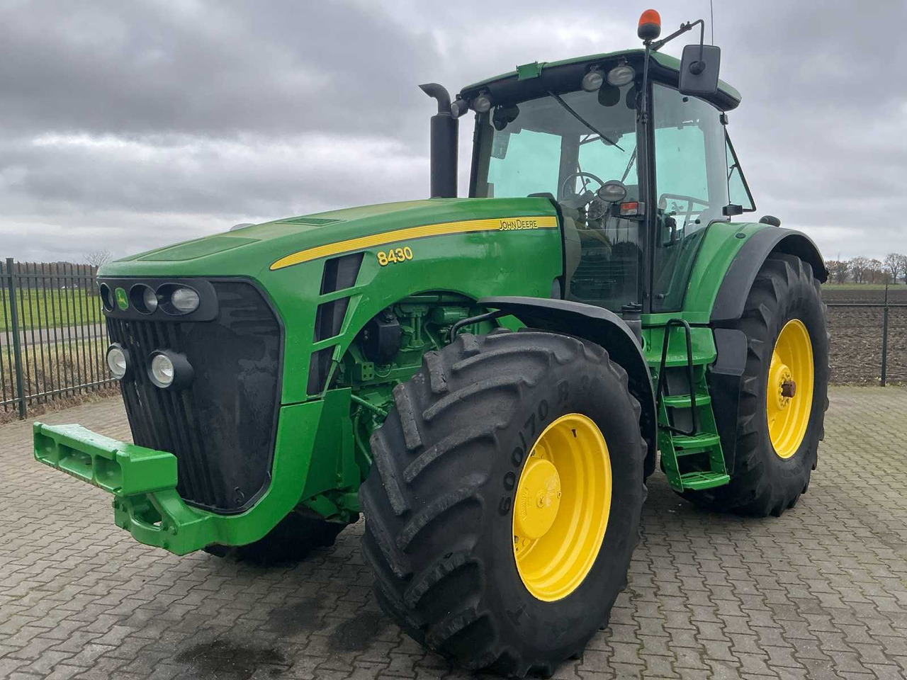 2009 JOHN DEERE 8430 FOUR WHEEL DRIVE FARM TRACTOR - جرار: صور 1 2009 JOHN DEERE 8430 FOUR WHEEL DRIVE FARM TRACTOR - جرار: صور 1