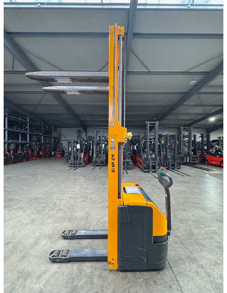 2011 JUNGHEINRICH EJC220 2,000KG STACKER PALLET TRUCK ANT 2,045 HOURS - رافعة شوكية: صور 4 2011 JUNGHEINRICH EJC220 2,000KG STACKER PALLET TRUCK ANT 2,045 HOURS - رافعة شوكية: صور 4