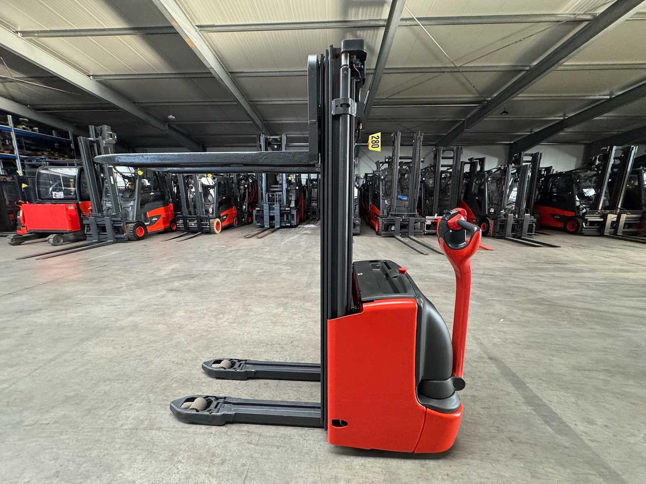 2021 SERVICE + UVV 12/2026 LINDE L12 INITIAL LIFT TRIPLEX 438CM PALLET TRUCK ANT 3,237 HOURS - رافعة شوكية: صور 1 2021 SERVICE + UVV 12/2026 LINDE L12 INITIAL LIFT TRIPLEX 438CM PALLET TRUCK ANT 3,237 HOURS - رافعة شوكية: صور 1