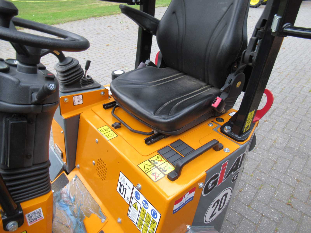 2023 GIANT G-1200 MINI SHOVEL "DEMO MODEL" - اللودر بعجل: صور 3 2023 GIANT G-1200 MINI SHOVEL "DEMO MODEL" - اللودر بعجل: صور 3