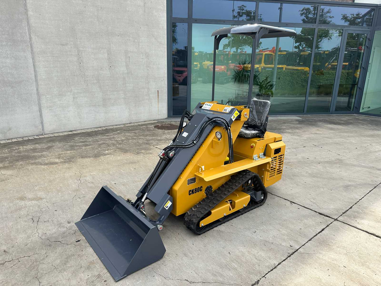 CAPTOK - 2025 - CK80C - SKID STEER LOADER - اللودر المجنزر صغير: صور 1 CAPTOK - 2025 - CK80C - SKID STEER LOADER - اللودر المجنزر صغير: صور 1