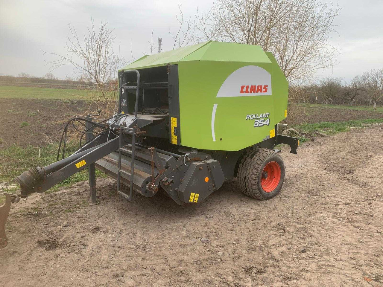 CLAAS Rollant 354 - مكبس القش الدائري: صور 1 CLAAS Rollant 354 - مكبس القش الدائري: صور 1