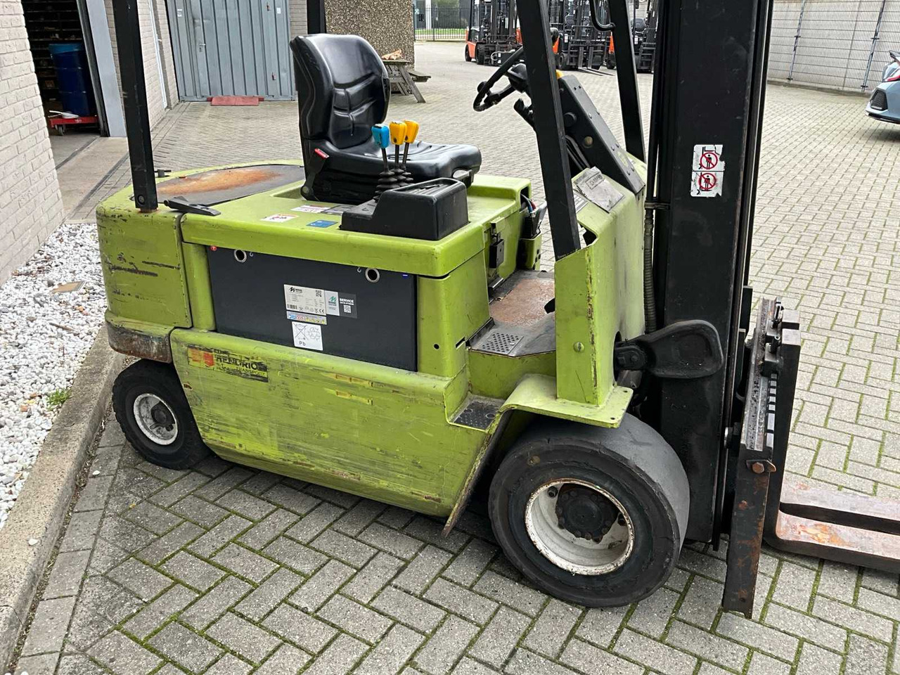 CLARK - EM30S - FORKLIFT - رافعة شوكية: صور 4 CLARK - EM30S - FORKLIFT - رافعة شوكية: صور 4