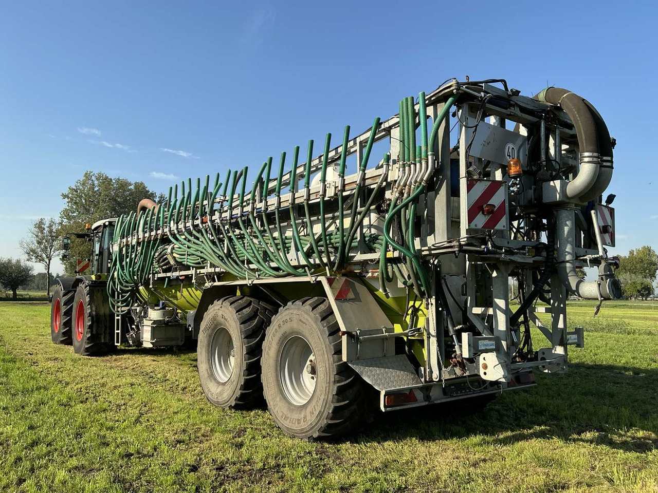 Claas Xerion 3800 Trac VC - PTLX 28 - نثر السماد: صور 4 Claas Xerion 3800 Trac VC - PTLX 28 - نثر السماد: صور 4