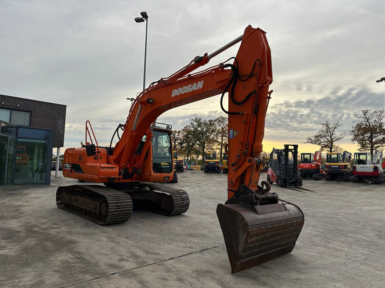 DOOSAN - 2005 - 175 LC-V - CRAWLER EXCAVATOR - حفارة: صور 3 DOOSAN - 2005 - 175 LC-V - CRAWLER EXCAVATOR - حفارة: صور 3