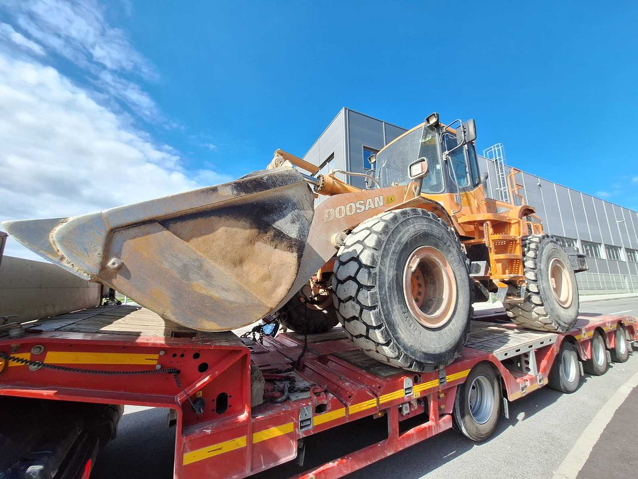 DOOSAN DL 300 - اللودر بعجل: صور 2 DOOSAN DL 300 - اللودر بعجل: صور 2