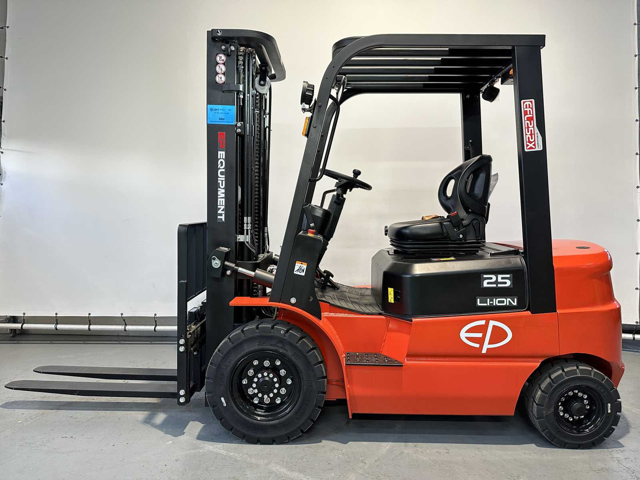 EP - EFL 252 X - FORK POSITIONER, SIDESHIFT, TRIPLEX, FORKLIFT 2025 - رافعة شوكية: صور 1 EP - EFL 252 X - FORK POSITIONER, SIDESHIFT, TRIPLEX, FORKLIFT 2025 - رافعة شوكية: صور 1