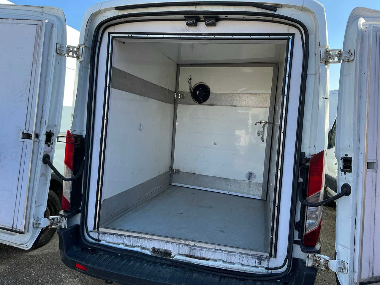 FORD TRANSIT VAN - الشاحنات الصغيرة: صور 4 FORD TRANSIT VAN - الشاحنات الصغيرة: صور 4