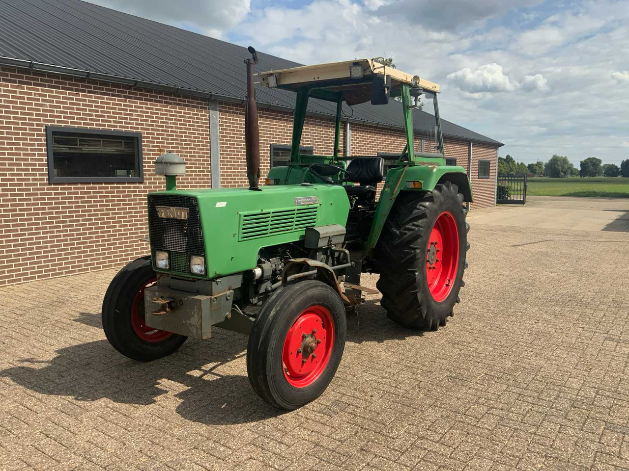 Fendt Farmer 108S - جرار: صور 1 Fendt Farmer 108S - جرار: صور 1