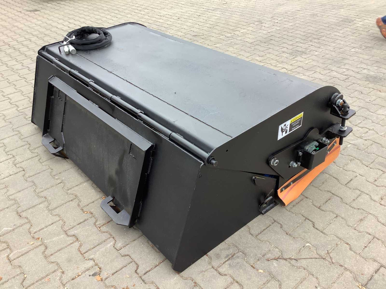 Field Hydraulic Box Broom Sweeper 1800 - ملحقات - آلات البناء: صور 3 Field Hydraulic Box Broom Sweeper 1800 - ملحقات - آلات البناء: صور 3