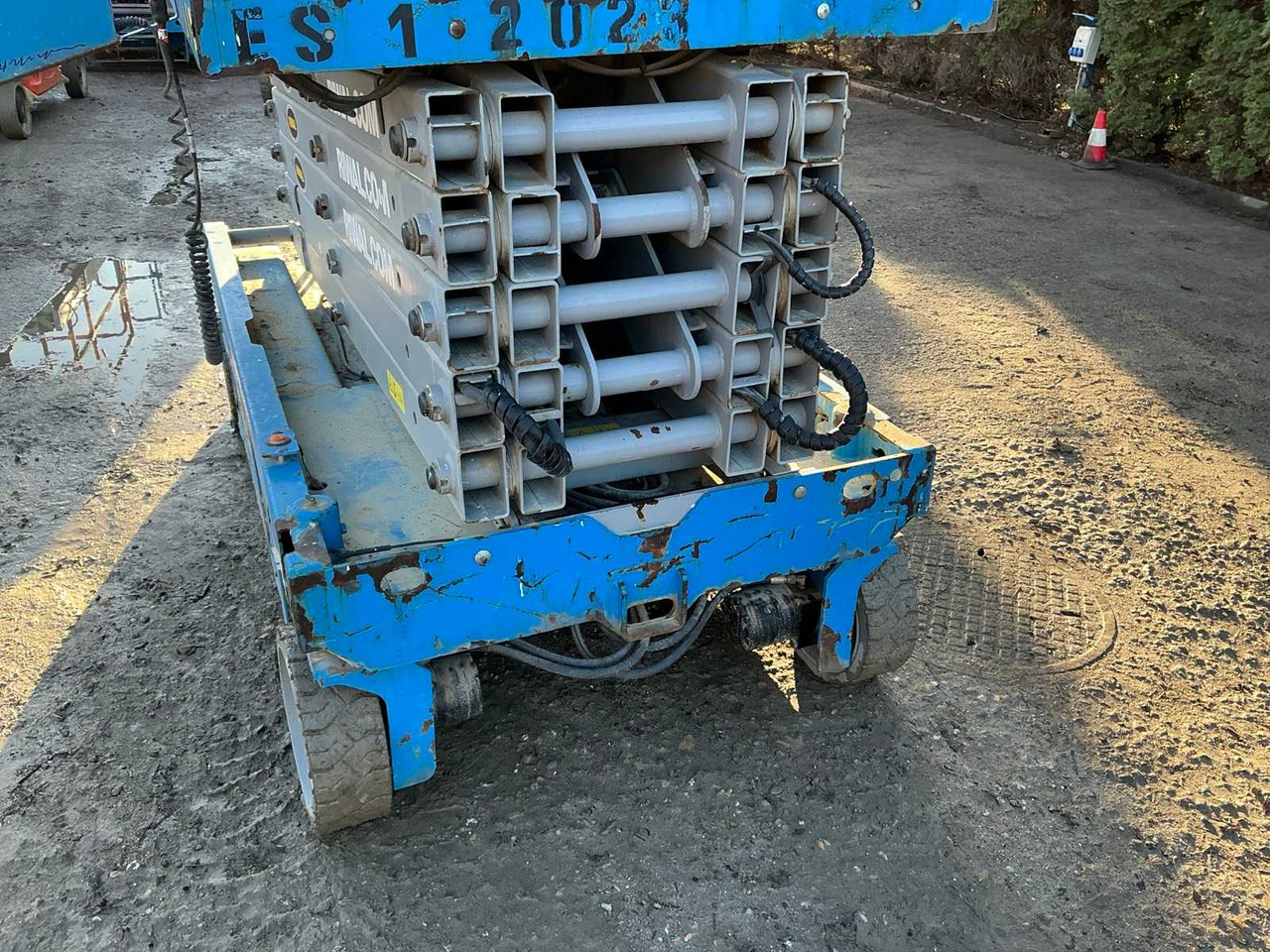 منصات هيدروليكية متنقلة GENIE - GS4047 - AERIAL WORK PLATFORMS - 2015 (ESN14015024): صور 6