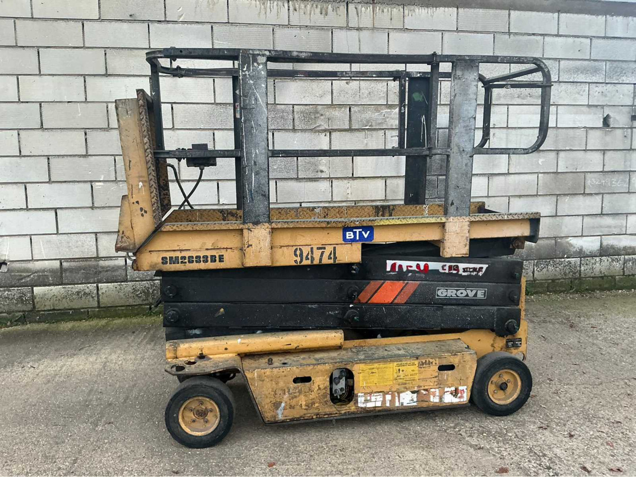 GROVE MFG SCISSOR LIFT SM2633BE AERIAL PLATFORM - منصات هيدروليكية متنقلة: صور 1 GROVE MFG SCISSOR LIFT SM2633BE AERIAL PLATFORM - منصات هيدروليكية متنقلة: صور 1