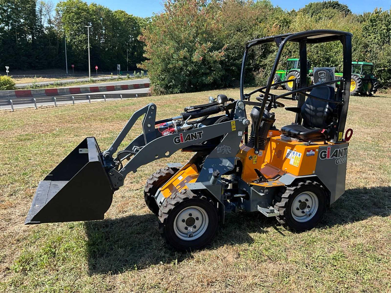 Giant G1200 - اللودر بعجل: صور 1 Giant G1200 - اللودر بعجل: صور 1