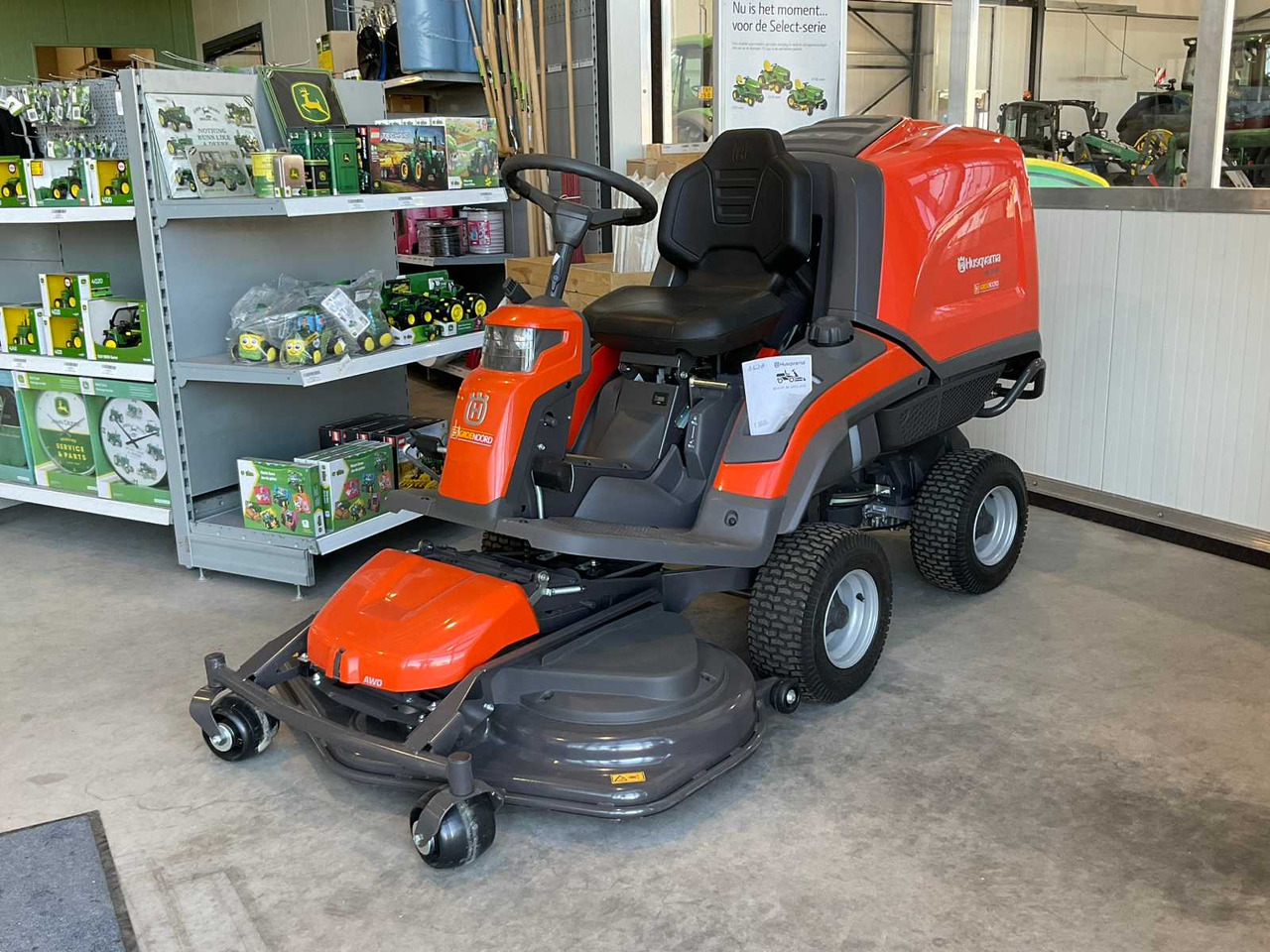 Husqvarna RC 318T - جزازة المروج: صور 1 Husqvarna RC 318T - جزازة المروج: صور 1