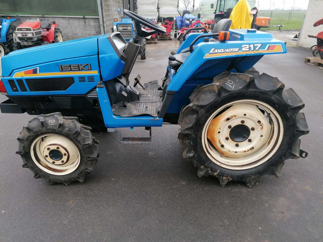 Iseki TU217F - جرار صغير: صور 1 Iseki TU217F - جرار صغير: صور 1