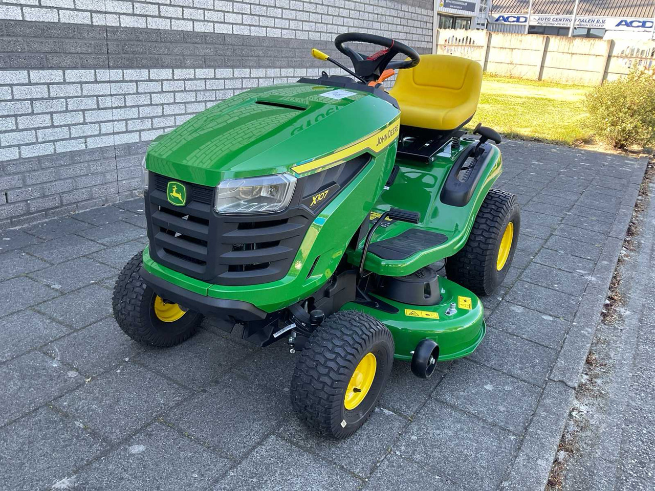 John Deere X107 - جزازة المروج: صور 1 John Deere X107 - جزازة المروج: صور 1
