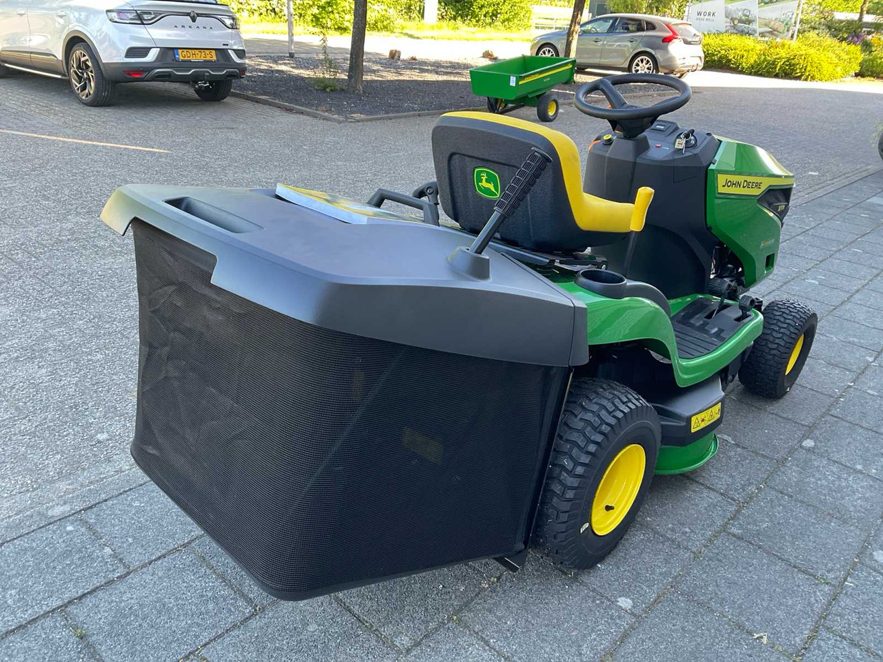 John Deere X117R - جزازة المروج: صور 3 John Deere X117R - جزازة المروج: صور 3