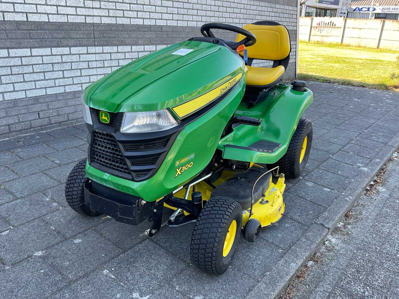 John Deere X300 - جزازة المروج: صور 1 John Deere X300 - جزازة المروج: صور 1