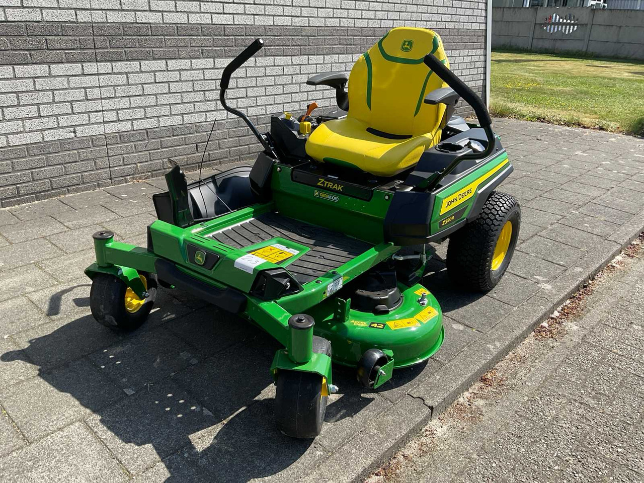 John Deere Z320R - جزازة المروج: صور 1 John Deere Z320R - جزازة المروج: صور 1