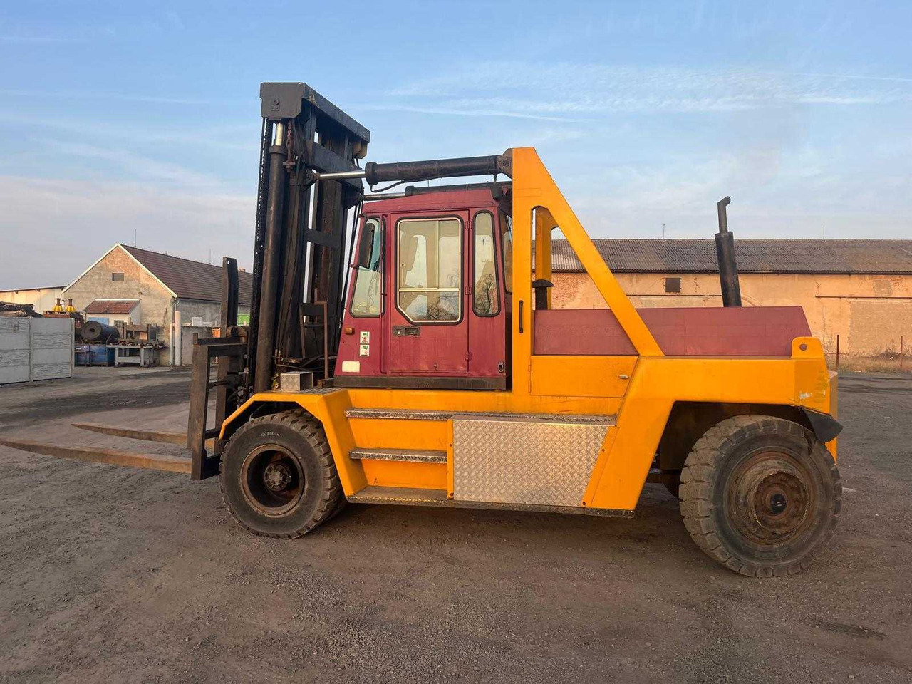 KLIPPAN HYTT AB - HEAVY-DUTY DIESEL FORKLIFT 16T - 1990 - رافعة شوكية: صور 5 KLIPPAN HYTT AB - HEAVY-DUTY DIESEL FORKLIFT 16T - 1990 - رافعة شوكية: صور 5