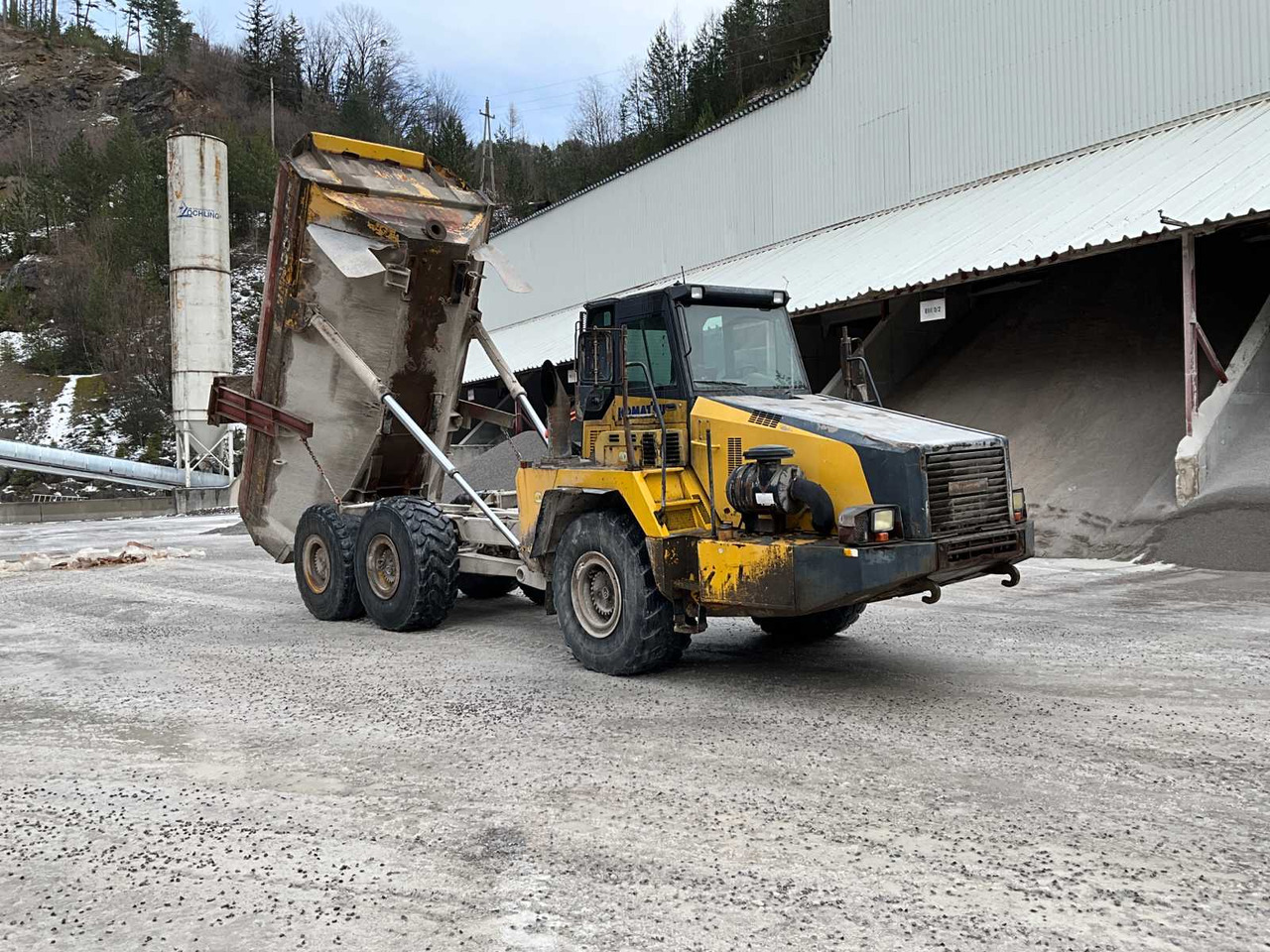 Komatsu HM300-2 - قلابة شاحنة: صور 2 Komatsu HM300-2 - قلابة شاحنة: صور 2