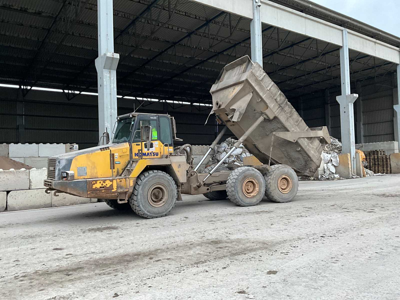Komatsu HM300-2 - قلابة شاحنة: صور 1 Komatsu HM300-2 - قلابة شاحنة: صور 1