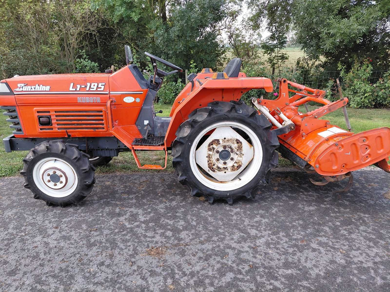 Kubota L1-18 - جرار صغير: صور 1 Kubota L1-18 - جرار صغير: صور 1