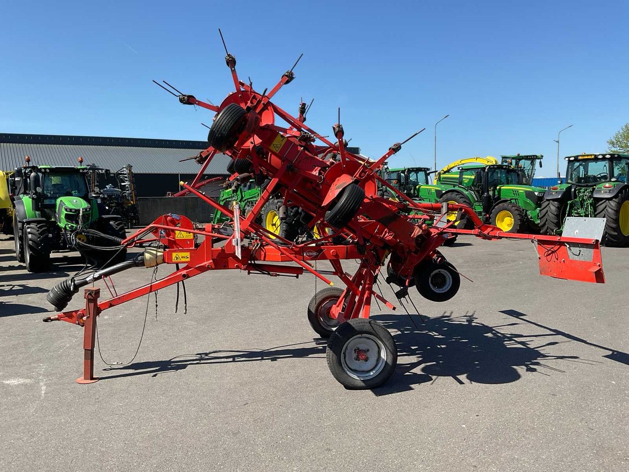 Kuhn GF8702T - الآلات والماكينات الزراعية: صور 2 Kuhn GF8702T - الآلات والماكينات الزراعية: صور 2