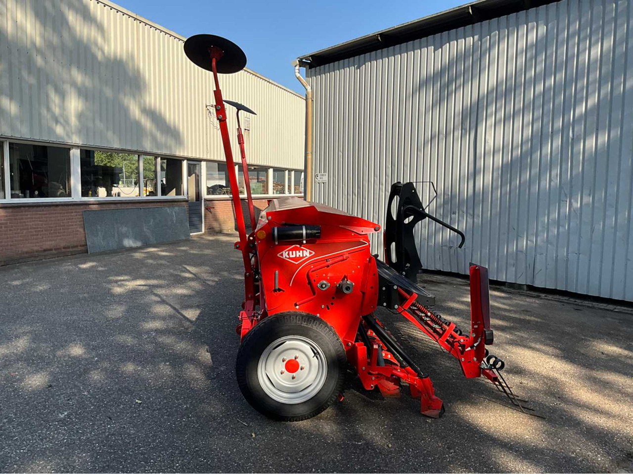 Kuhn Premia 300 - آلات البذر والغرس والشتل: صور 4 Kuhn Premia 300 - آلات البذر والغرس والشتل: صور 4