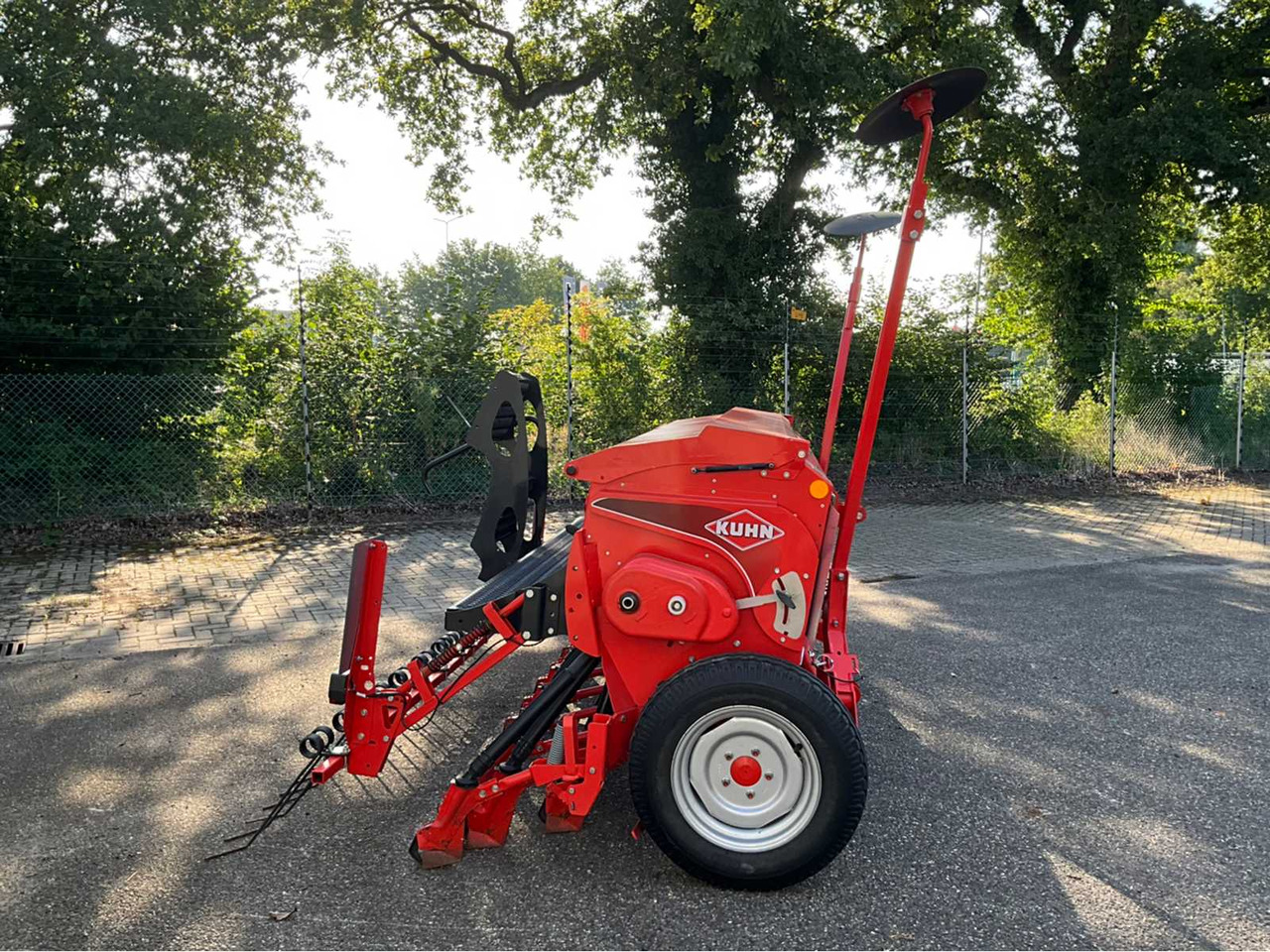 Kuhn Premia 300 - آلات البذر والغرس والشتل: صور 5 Kuhn Premia 300 - آلات البذر والغرس والشتل: صور 5