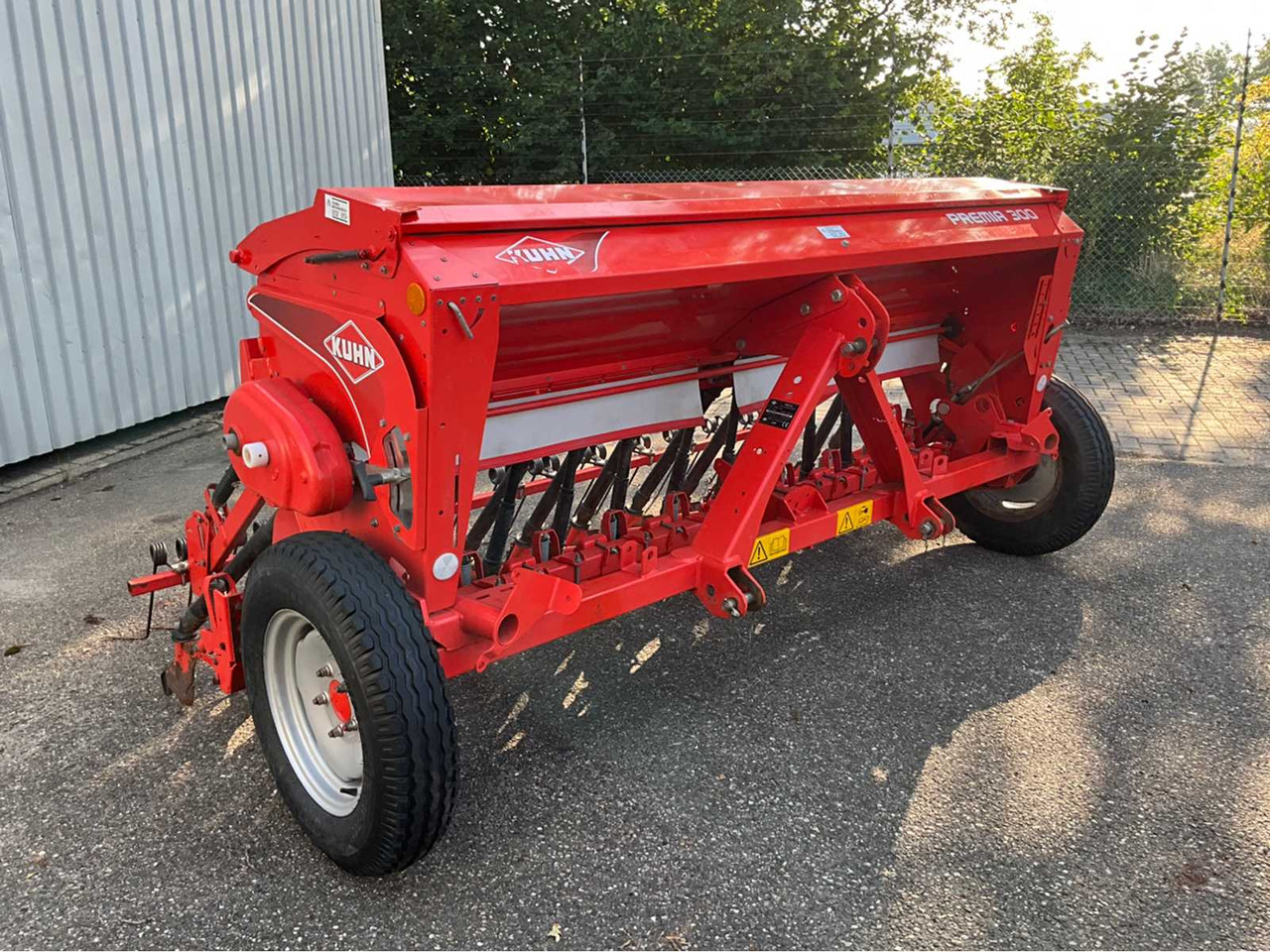 Kuhn Premia 300 - آلات البذر والغرس والشتل: صور 3 Kuhn Premia 300 - آلات البذر والغرس والشتل: صور 3