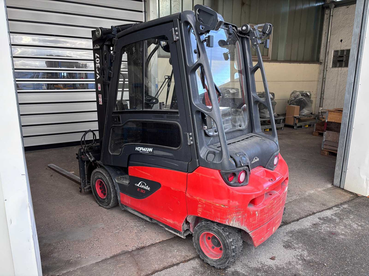 LINDE - E30-SERIES-387 - 2022 - ELECTRIC - FORKLIFT - رافعة شوكية: صور 2 LINDE - E30-SERIES-387 - 2022 - ELECTRIC - FORKLIFT - رافعة شوكية: صور 2