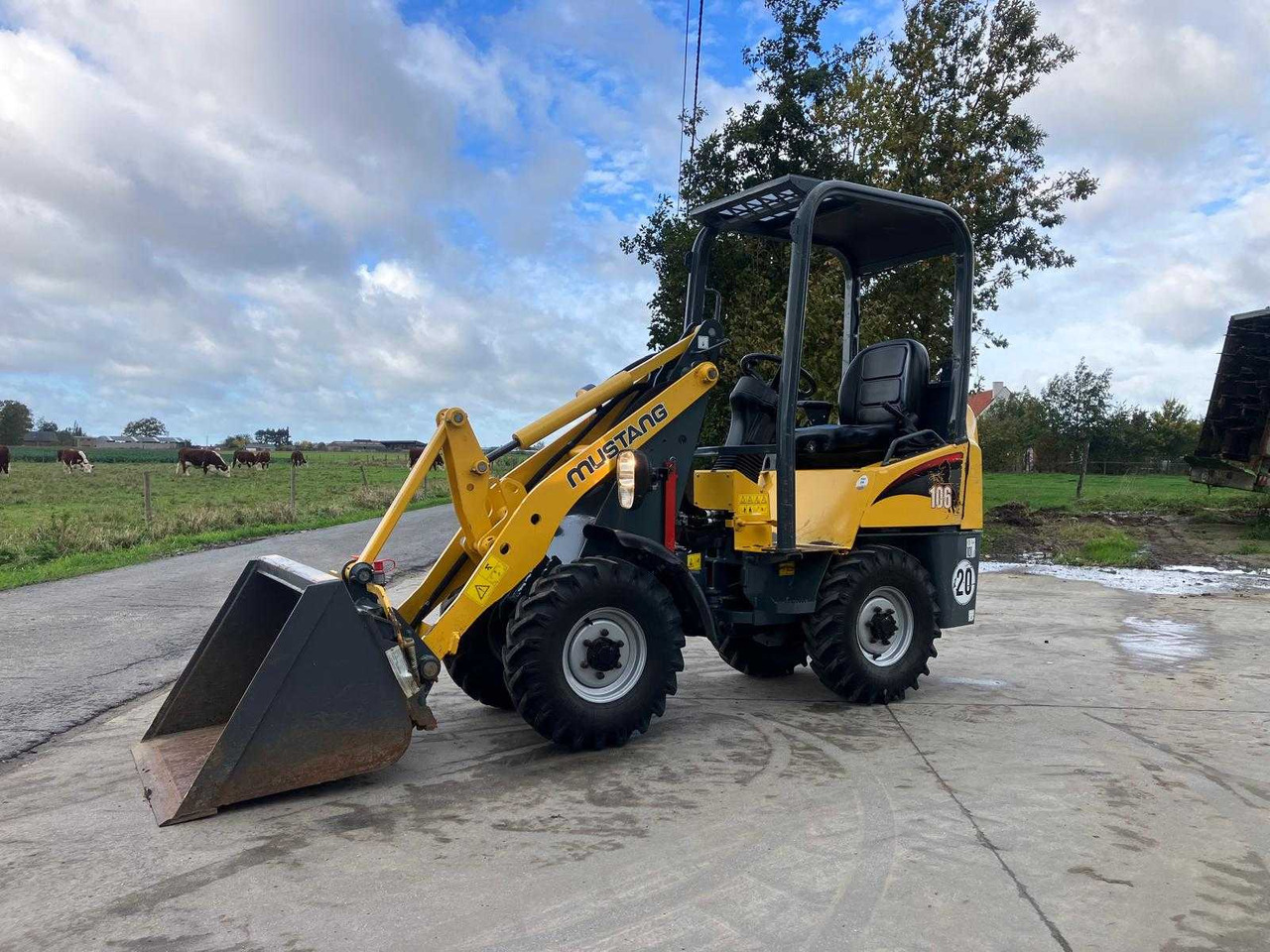 MUSTANG - AL 100 - SHOVEL - 2015 - اللودر بعجل: صور 3 MUSTANG - AL 100 - SHOVEL - 2015 - اللودر بعجل: صور 3