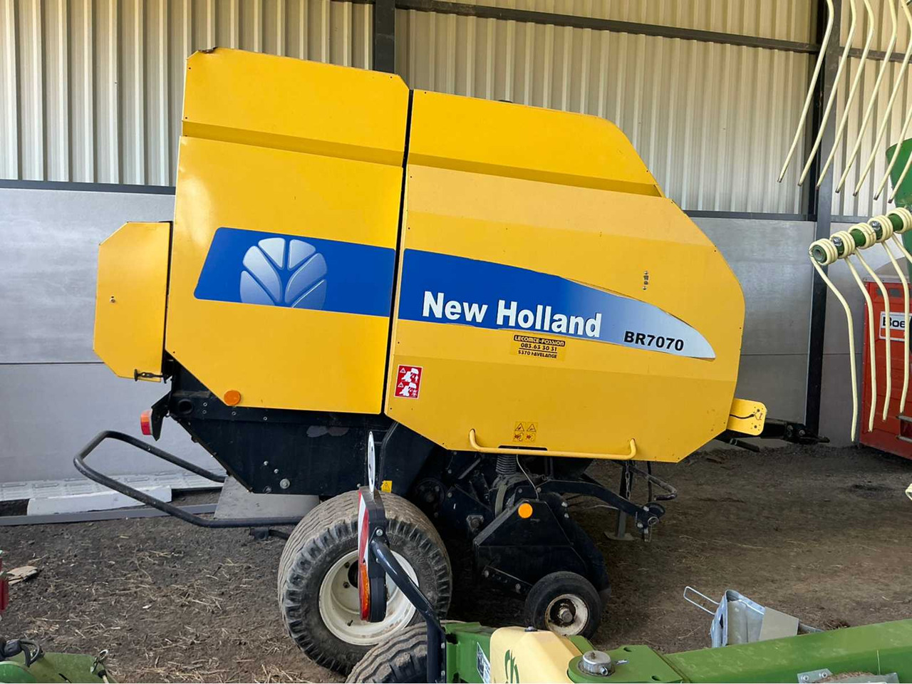 New Holland BR7070 - مكبس القش الدائري: صور 4 New Holland BR7070 - مكبس القش الدائري: صور 4